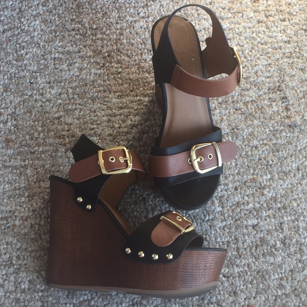 Buckle wedge Sandals
